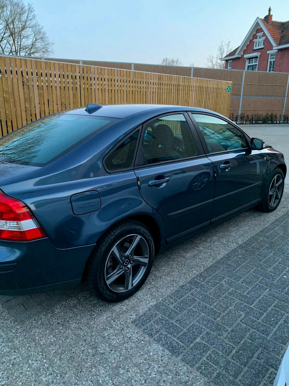 Volvo S40 2006 achterkant schuin aanzicht